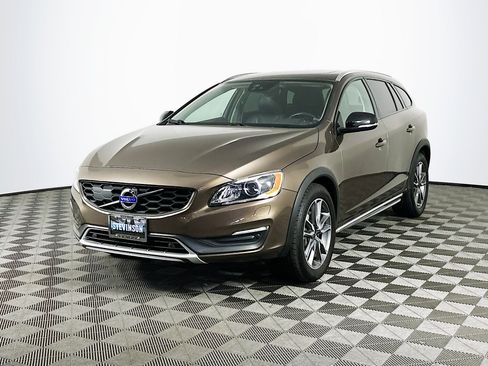 Used 2015 Volvo V60 T5 Cross Country Platinum image 3