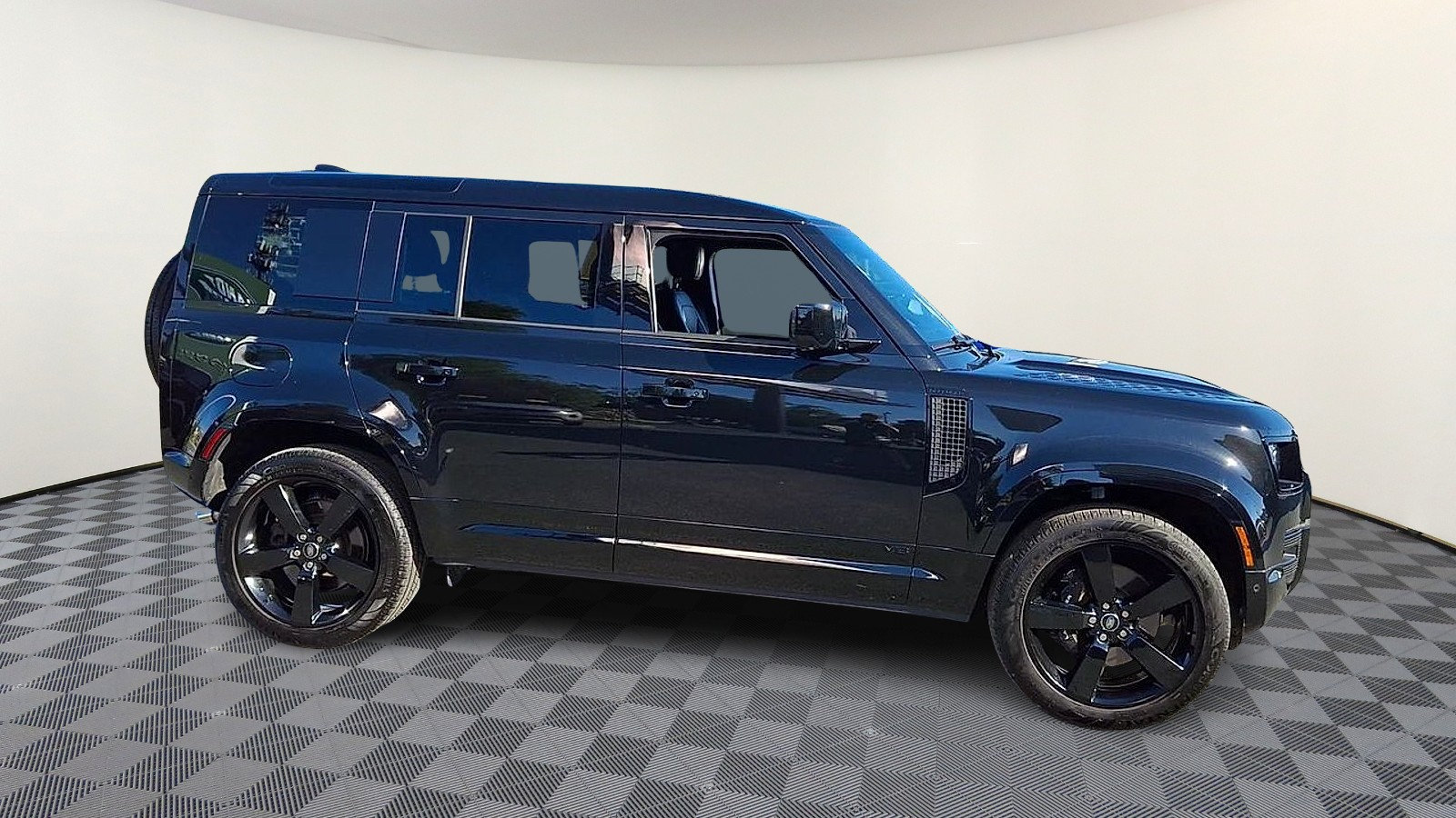 Certified 2025 Land Rover Defender 110 V8 AWD/4WD image 9