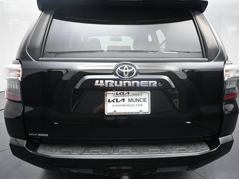 Used 2016 Toyota 4Runner SR5 AWD/4WD image 9