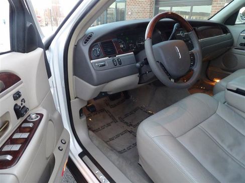 Used 2009 Lincoln Town Car Signature Limited image 9