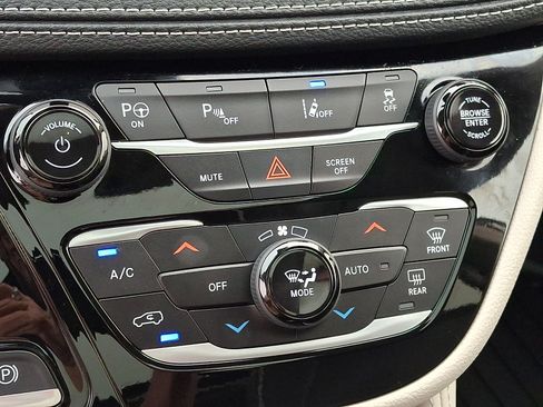 Used 2023 Chrysler Pacifica Limited FWD image 19