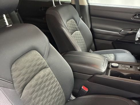 Used 2024 Nissan Pathfinder S image 25