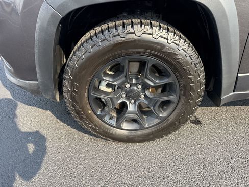 Used 2022 Jeep Cherokee Latitude image 10