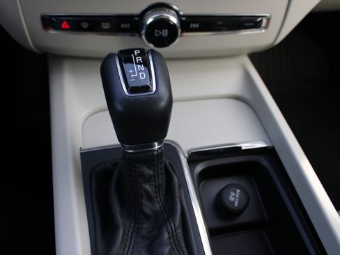 Used 2018 Volvo XC60 T6 Momentum w/ Protection Package Premier image 20