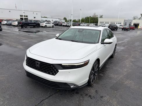Used 2023 Honda Accord Touring image 2