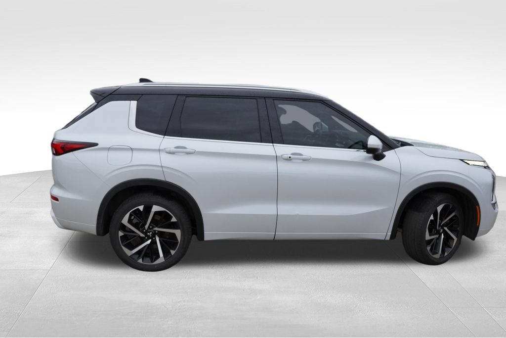 Used 2024 Mitsubishi Outlander SEL AWD/4WD image 2