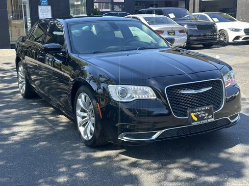 Used 2017 Chrysler 300 Limited RWD image 6