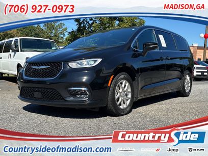 Used 2025 Chrysler Pacifica Select