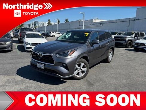 Used 2021 Toyota Highlander LE image 1