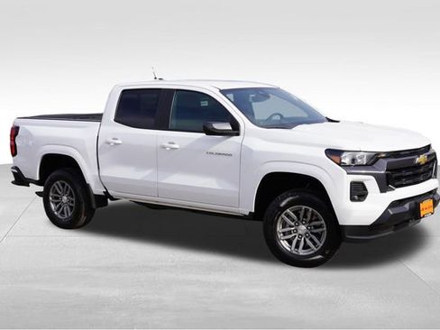 Used 2024 Chevrolet Colorado LT w/ LT Convenience Package II image 2