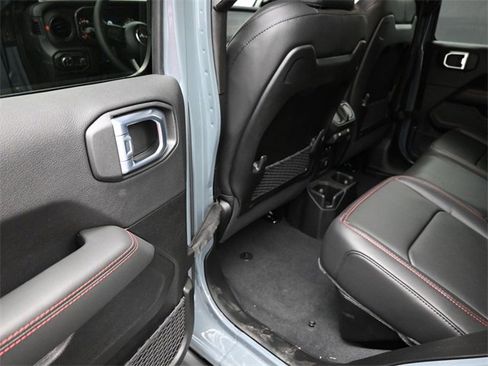 New 2025 Jeep Gladiator Rubicon image 16