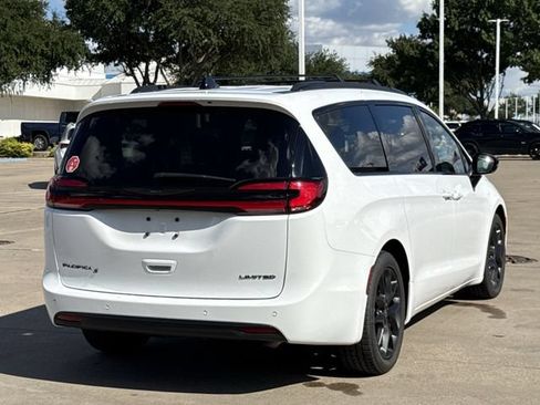 Used 2025 Chrysler Pacifica Limited FWD image 5