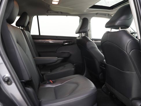 Used 2024 Toyota Highlander Limited AWD/4WD image 16