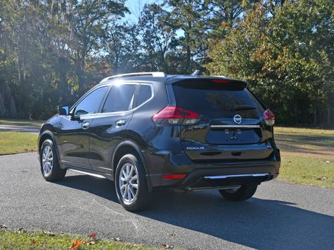 Used 2018 Nissan Rogue SV w/ Premium Package image 3