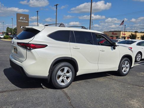 Used 2021 Toyota Highlander LE AWD/4WD image 16