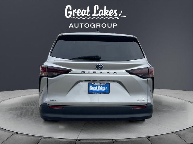 Used 2024 Toyota Sienna LE AWD/4WD image 4