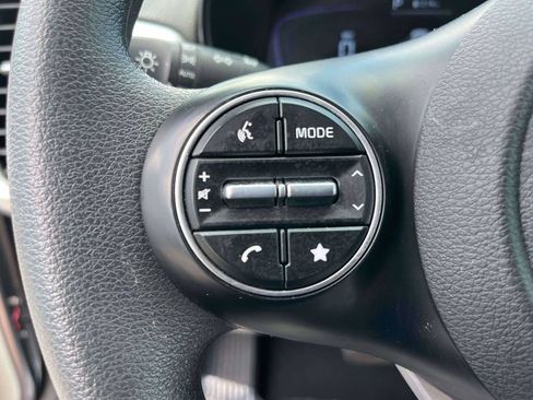 Used 2025 Kia Soul LX w/ LX Technology Package FWD image 17