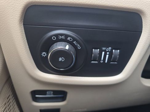 Used 2023 Jeep Grand Cherokee Limited w/ Luxury Tech Group II AWD/4WD image 29