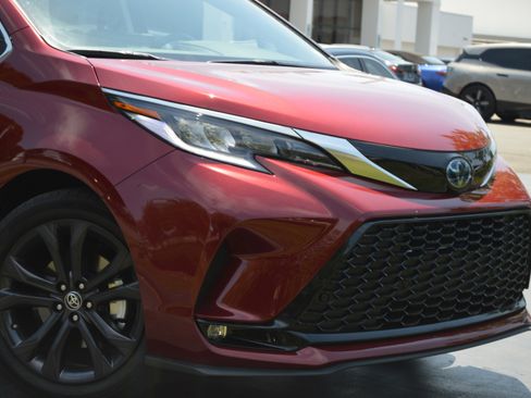Used 2022 Toyota Sienna XSE FWD image 2