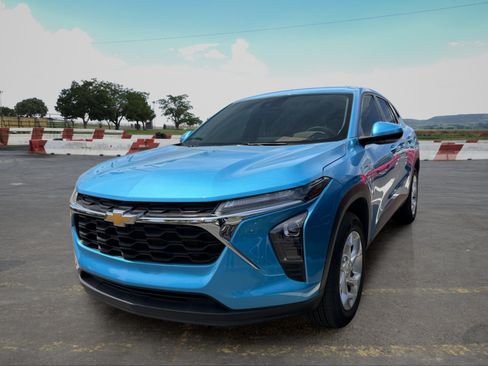 Used 2025 Chevrolet Trax LS w/ LS Convenience Package FWD image 5