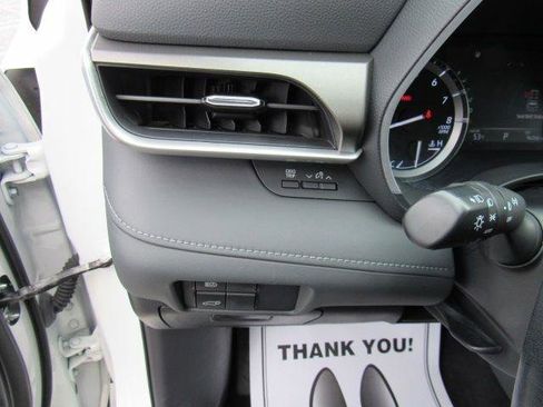 Used 2021 Toyota Highlander XLE AWD/4WD image 13