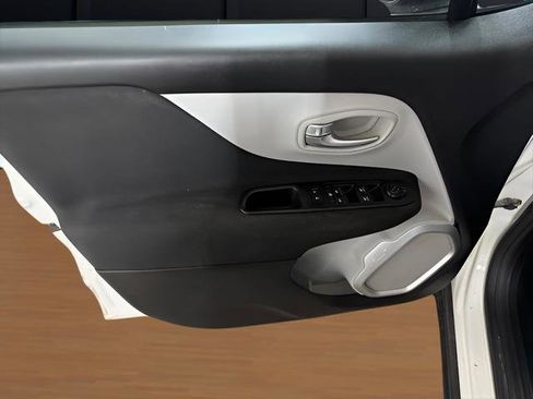 Used 2019 Jeep Renegade Latitude image 11