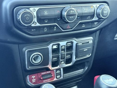 Used 2021 Jeep Wrangler Unlimited Rubicon w/ Xtreme Recon 35" Tire Package image 17