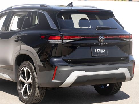 Used 2025 Volkswagen Tiguan SE AWD/4WD image 8