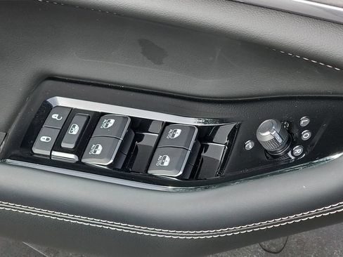 Used 2023 Jeep Grand Cherokee Overland w/ Luxury Tech Group IV AWD/4WD image 29