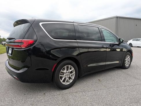 Used 2024 Chrysler Pacifica Touring-L FWD image 11