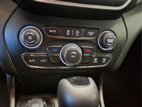 Used 2021 Jeep Cherokee Latitude Plus AWD/4WD image 18