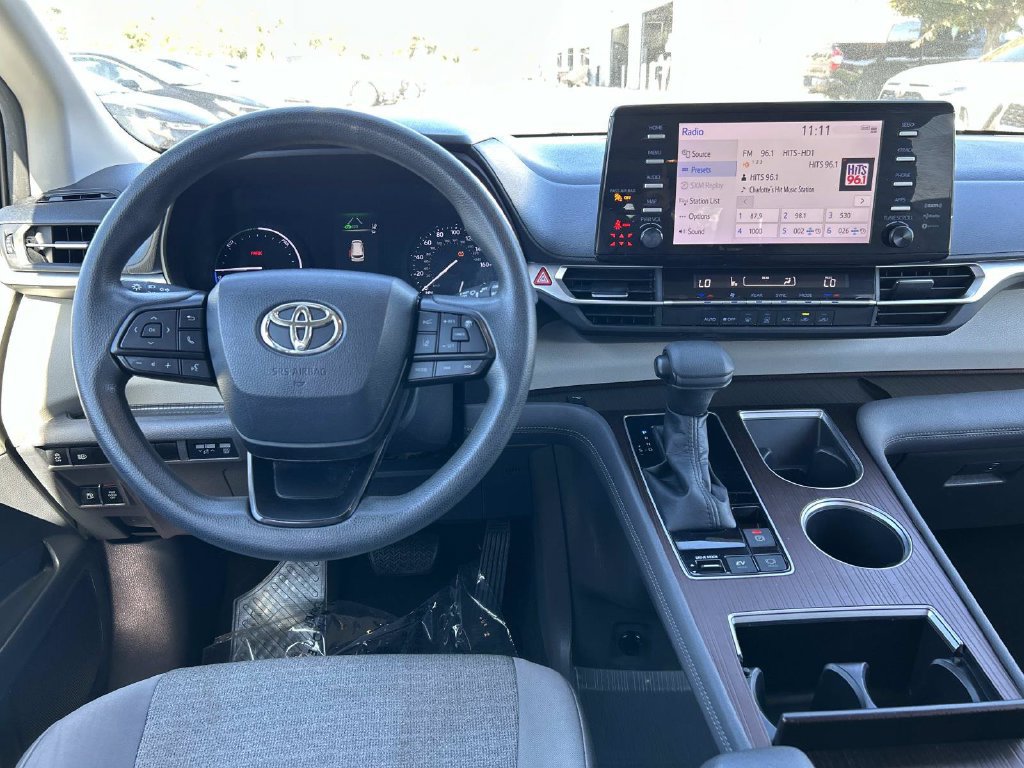 Used 2022 Toyota Sienna LE AWD/4WD image 22