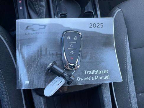 Used 2025 Chevrolet TrailBlazer LT AWD/4WD image 42