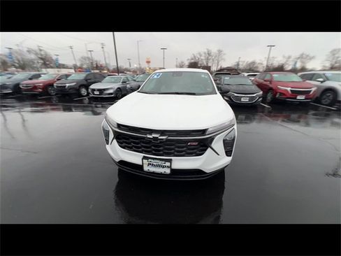 Certified 2024 Chevrolet Trax RS w/ Driver Confidence Package image 3