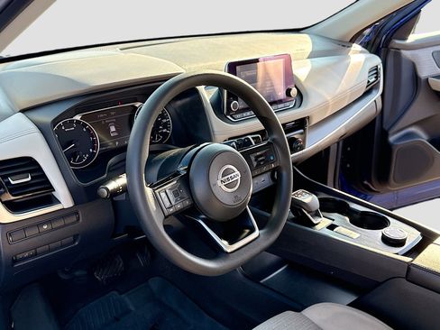 Used 2021 Nissan Rogue SV image 4