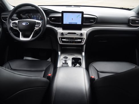 Used 2023 Ford Explorer XLT w/ Equipment Group 202A image 8