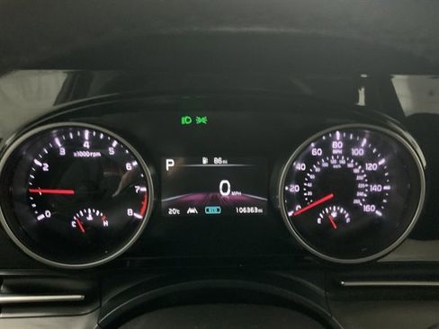 Used 2022 Kia Carnival EX image 23