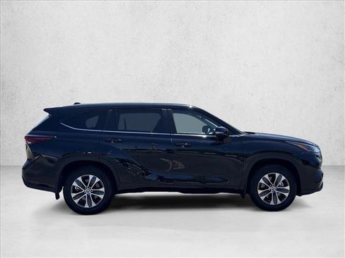 Certified 2026 Toyota Highlander XLE AWD/4WD image 4