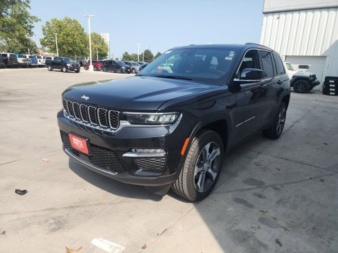 New 2025 Jeep Grand Cherokee Limited w/ Luxury Tech Group II image 3