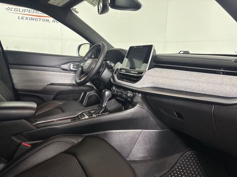 Used 2025 Jeep Compass Latitude w/ Sun & Sound Group image 28