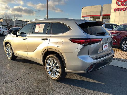 Certified 2022 Toyota Highlander Limited image 3