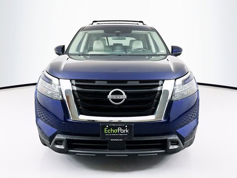 Used 2024 Nissan Pathfinder SV image 2