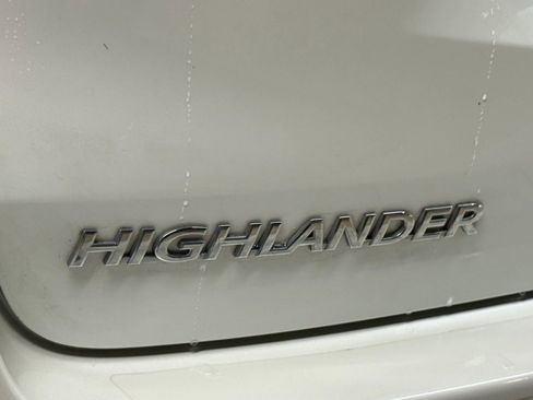 Used 2017 Toyota Highlander Plus w/ Carpet Mat Package AWD/4WD image 13