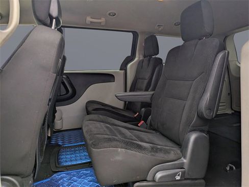 Used 2018 Dodge Grand Caravan SE w/ UConnect Hands-Free Group image 13