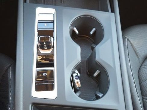 Used 2025 Volkswagen Atlas SE image 19