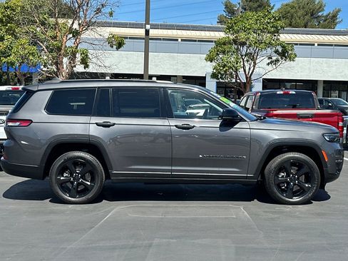 Used 2022 Jeep Grand Cherokee L Limited w/ Luxury Tech Group II AWD/4WD image 4