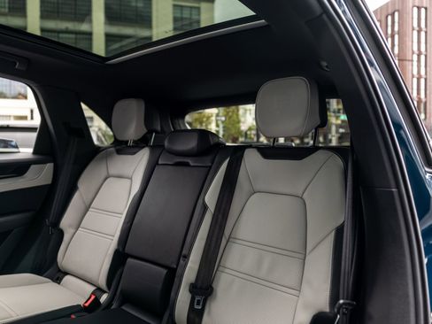 Certified 2025 Porsche Cayenne AWD/4WD image 30