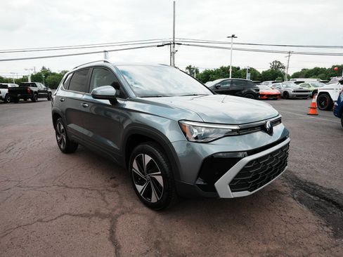 Used 2025 Volkswagen Taos SE w/ Panoramic Sunroof Package AWD/4WD image 3
