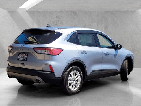 Used 2022 Ford Escape SE w/ Convenience Package FWD image 4