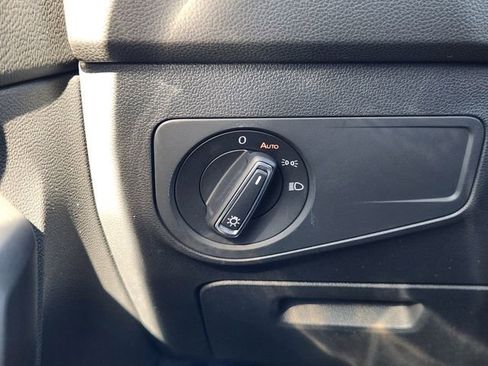 Used 2023 Volkswagen Tiguan SE w/ Panoramic Sunroof Package image 22